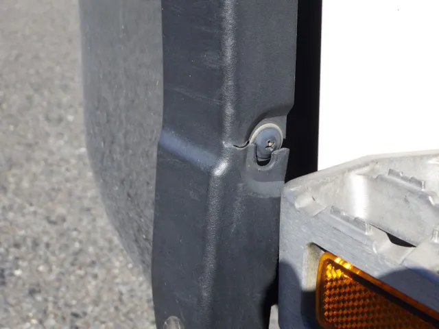 フロントバンパーの助手席側カバーに割れがあります。|UDトラックス クオン 2PG-CG5CAの写真23