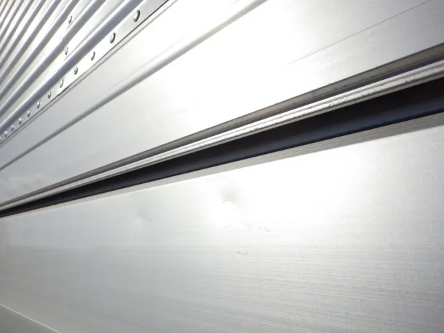 左右のアオリにキズ・ヘコミがあります。|UDトラックス クオン 2PG-CG5CAの写真25