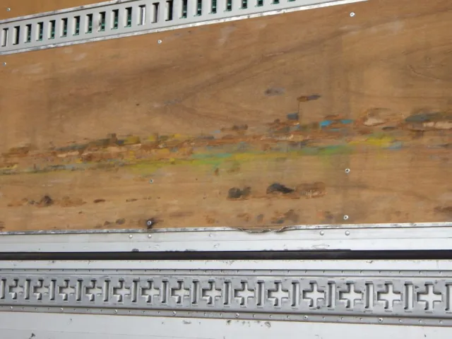 荷台ベニヤ板にキズがあります。|UDトラックス クオン 2PG-CG5CAの写真32