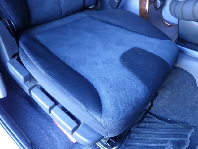 運転席座面にヘタリがあります。|UDトラックス クオン 2PG-CG5CAの写真37