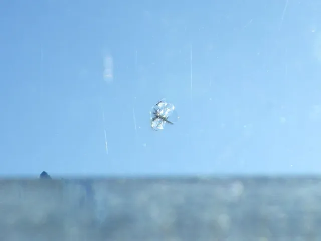 フロントガラスに小キズがあります。|いすゞ エルフ TKG-NJR85AN(2WD)の写真13