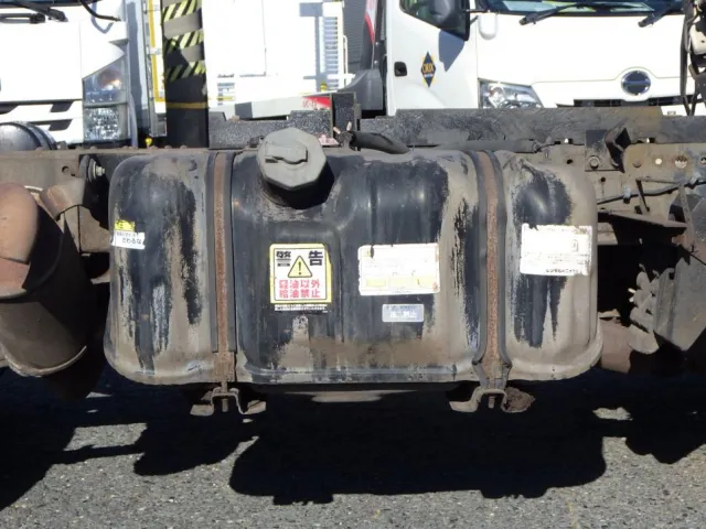 燃料タンクは７５Lです。|いすゞ エルフ TKG-NJR85AN(2WD)の写真14