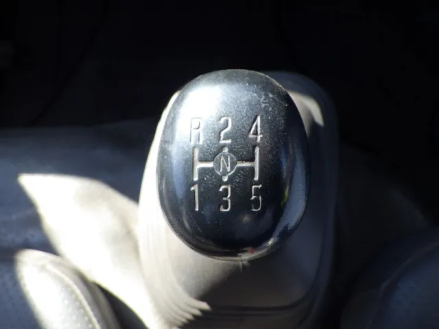 ＭＴ5速です。|いすゞ エルフ TKG-NJR85AN(2WD)の写真15