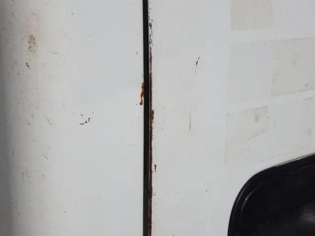 運転席側ドアにキズがあります。（助手席側にもあります）|いすゞ エルフ TKG-NJR85AN(2WD)の写真18