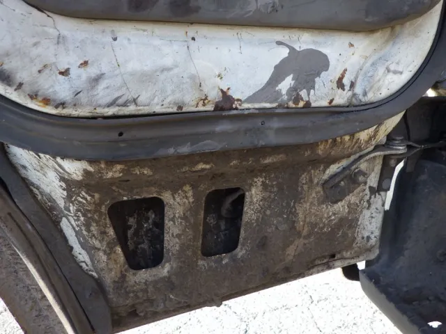 左右のドア内側に汚れがあります。|いすゞ エルフ TKG-NJR85AN(2WD)の写真20