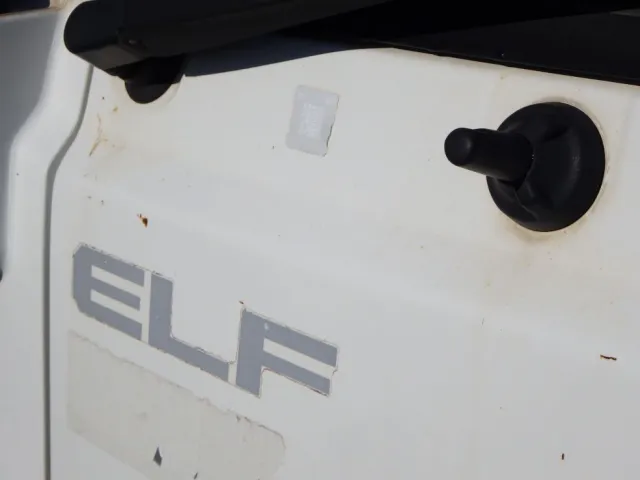 フロントパネルに飛び石キズがあります。|いすゞ エルフ TKG-NJR85AN(2WD)の写真21
