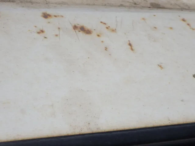 ルーフにキズ・サビ・ヘコミがあります。|いすゞ エルフ TKG-NJR85AN(2WD)の写真22