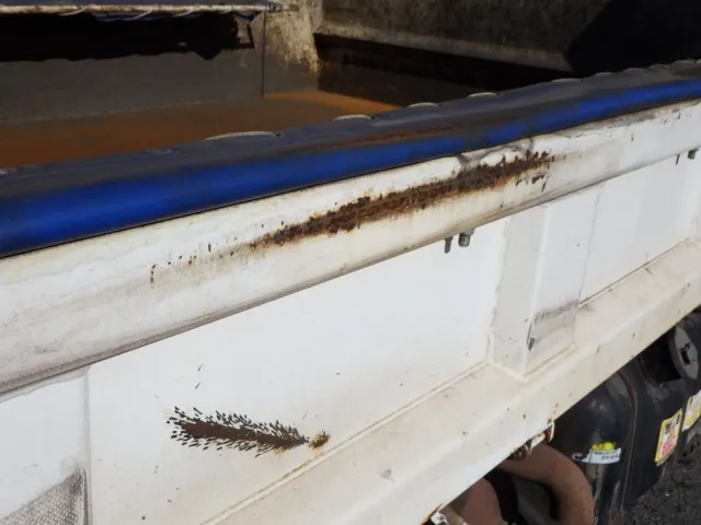 ボディーの両サイドにキズ・サビがあります。|いすゞ エルフ TKG-NJR85AN(2WD)の写真24