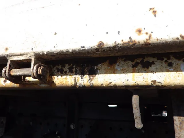 左右のサイドレールにキズ・サビがあります。|いすゞ エルフ TKG-NJR85AN(2WD)の写真26