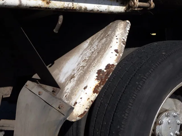 左右のリヤフェンダーにキズ・サビ・ヘコミがあります。|いすゞ エルフ TKG-NJR85AN(2WD)の写真27