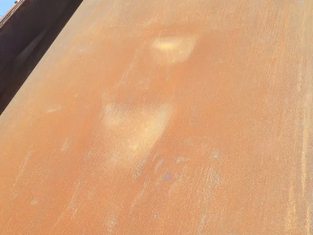 床鉄板にキズ・サビ・ヘコミがあります。|いすゞ エルフ TKG-NJR85AN(2WD)の写真31