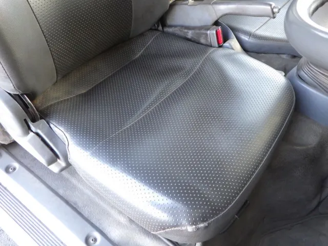 運転席座面にヘタリがあります。|いすゞ エルフ TKG-NJR85AN(2WD)の写真34