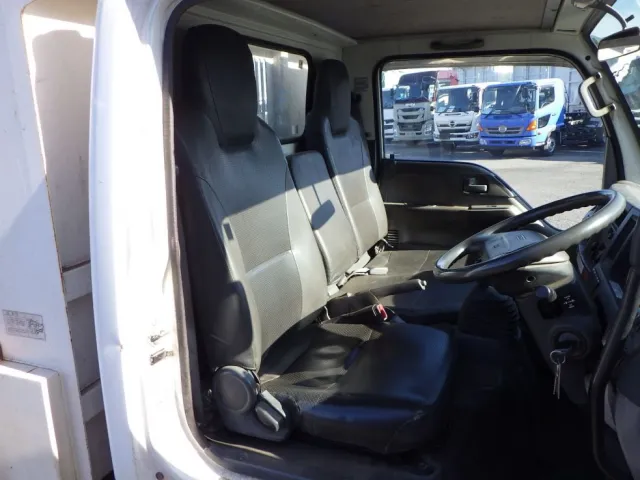 乗車定員は３名です。|いすゞ エルフ TKG-NJR85AN(2WD)の写真41