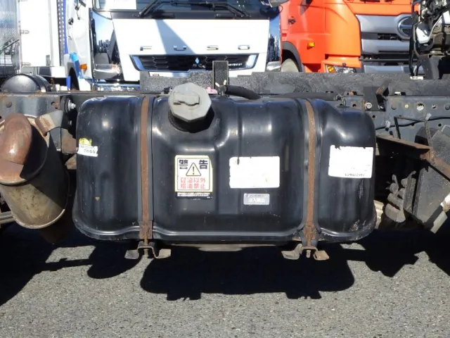 燃料タンクは７５Lです。|いすゞ エルフ TKG-NJR85AN(2WD)の写真49