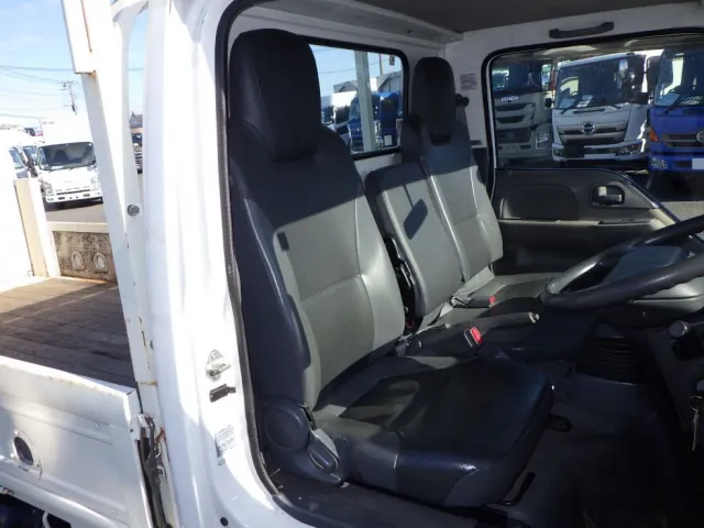 乗車定員は３名です。|いすゞ エルフ TKG-NJR85A(2WD)の写真6