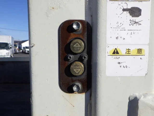 ゲートの操作スイッチです。|いすゞ エルフ TKG-NJR85A(2WD)の写真13