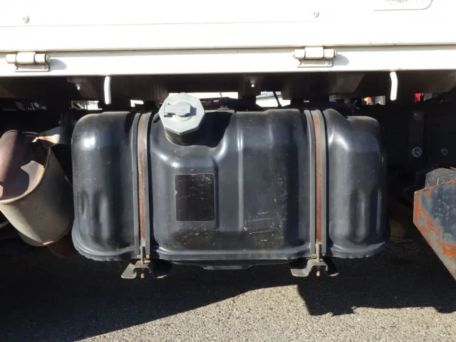 燃料タンクは７５Lです。|いすゞ エルフ TKG-NJR85A(2WD)の写真16
