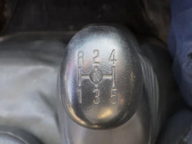 ＭＴ5速です。|いすゞ エルフ TKG-NJR85A(2WD)の写真17