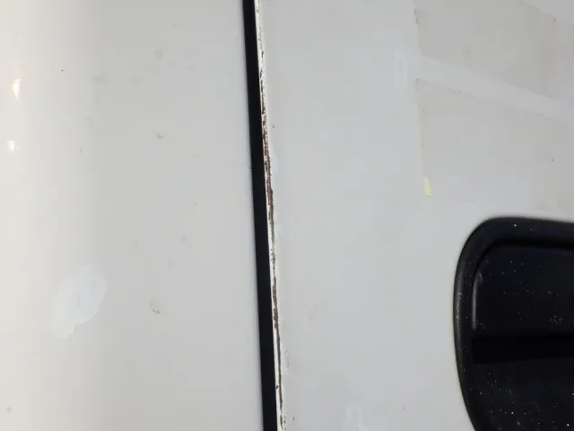 運転席側ドアにキズ・タッチアップ跡があります。|いすゞ エルフ TKG-NJR85A(2WD)の写真20