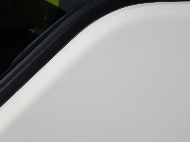 助手席側ドアに板金跡があります。|いすゞ エルフ TKG-NJR85A(2WD)の写真22