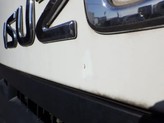 フロントパネルにタッチアップ跡があります。|いすゞ エルフ TKG-NJR85A(2WD)の写真24