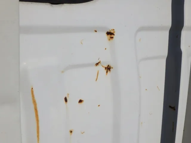 キャブ後方にキズ・サビ・ヘコミがあります。|いすゞ エルフ TKG-NJR85A(2WD)の写真25