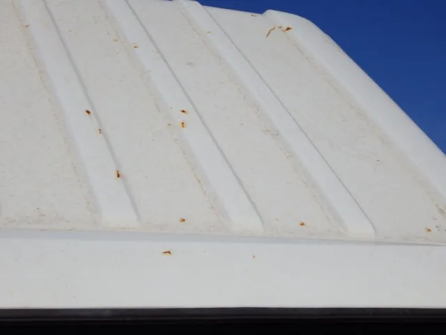 ルーフにキズ・サビがあります。|いすゞ エルフ TKG-NJR85A(2WD)の写真26