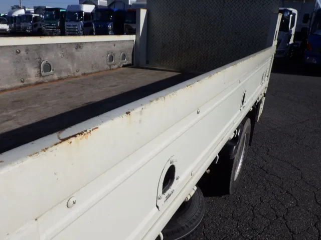 左右のアオリにキズ・サビがあります。|いすゞ エルフ TKG-NJR85A(2WD)の写真28