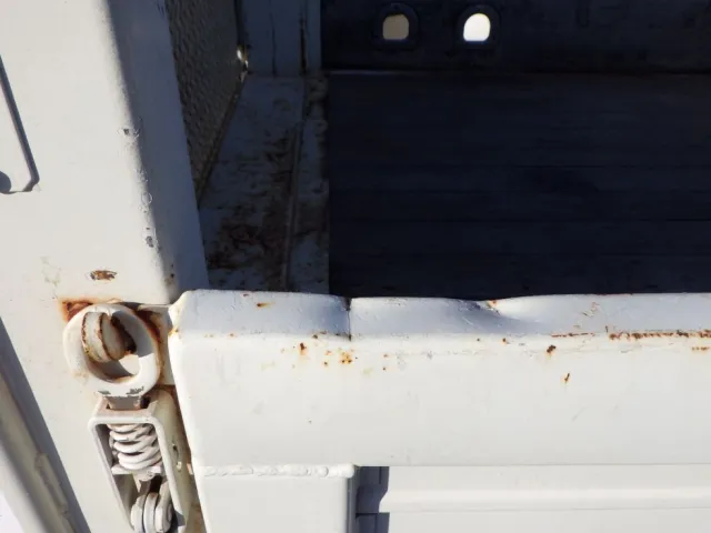 運転席側アオリ後方にキズ・サビ・ヘコミがあります。|いすゞ エルフ TKG-NJR85A(2WD)の写真30