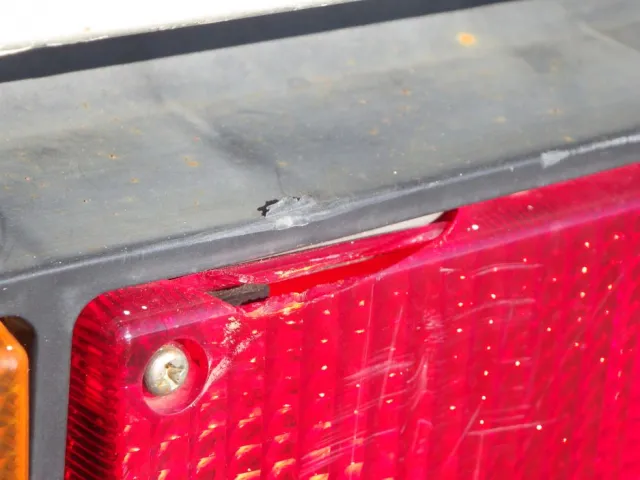 助手席側テールレンズに割れがあります。|いすゞ エルフ TKG-NJR85A(2WD)の写真32