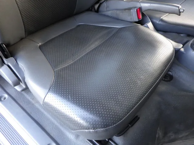 運転席座面にヘタリがあります。|いすゞ エルフ TKG-NJR85A(2WD)の写真33