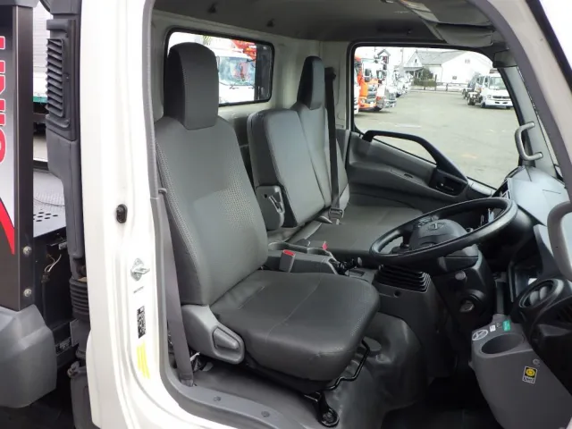 乗車定員は3名です。|日野 デュトロ 2RG-XZU722M(2WD)の写真6