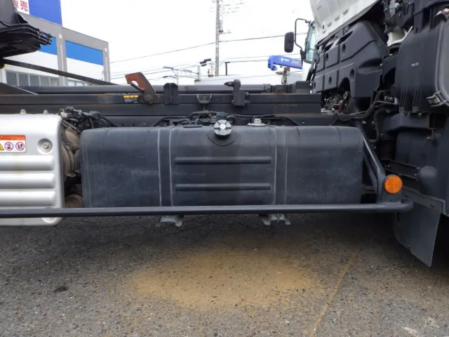 燃料タンクは100Lです。|日野 デュトロ 2RG-XZU722M(2WD)の写真19