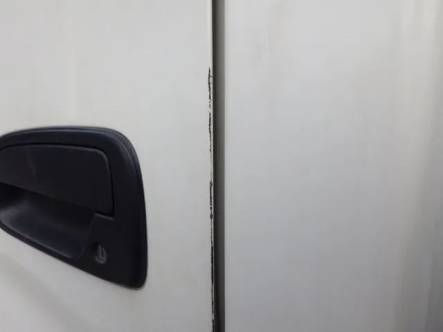 助手席側ドアにキズがあります。(運転席側にもあります)|日野 デュトロ 2RG-XZU722M(2WD)の写真25