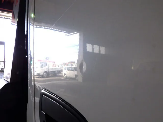 運転席側ドアに軽いヘコミがあります。|日野 デュトロ 2RG-XZU722M(2WD)の写真26