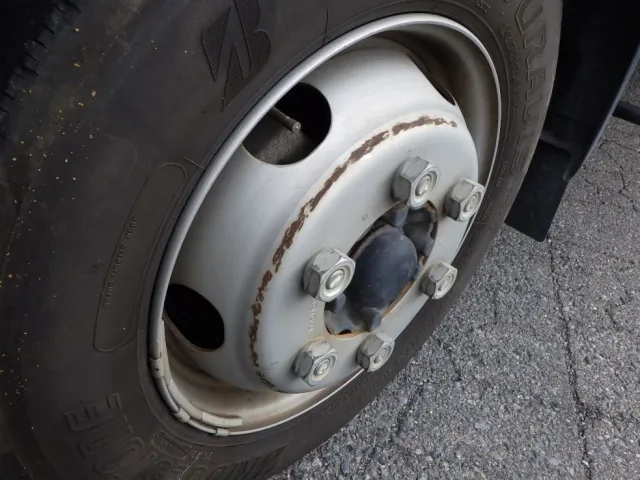 助手席側前輪ホイールにガリキズがあります。|日野 デュトロ 2RG-XZU722M(2WD)の写真30