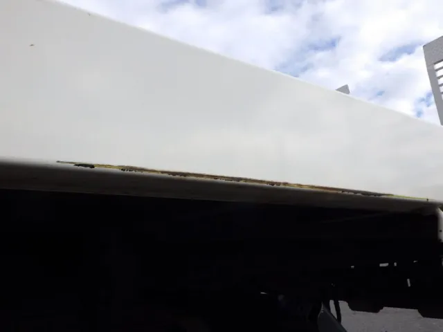 助手席側サイドレールにキズ・サビがあります。(運転席側にもあります)|日野 デュトロ 2RG-XZU722M(2WD)の写真31