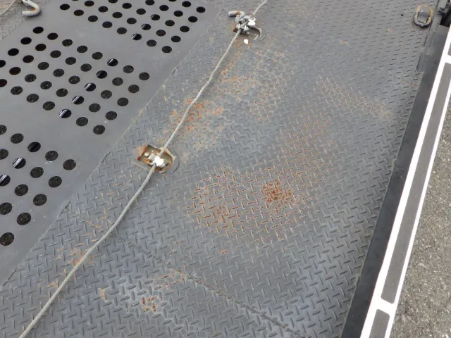 床鉄板にサビがあります。|日野 デュトロ 2RG-XZU722M(2WD)の写真34