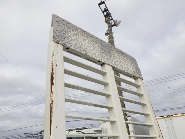 歩み板にキズ・サビがあります。|日野 デュトロ 2RG-XZU722M(2WD)の写真35