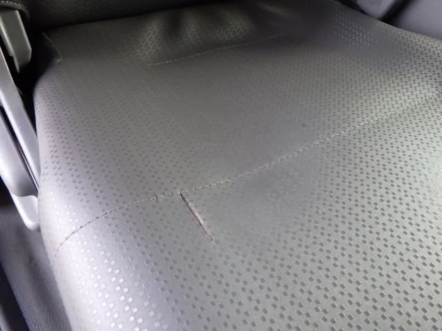 運転席座面にヘタリ・破れがあります。|日野 デュトロ 2RG-XZU722M(2WD)の写真37