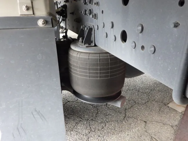 エアサスです。|三菱 ファイター 2KG-FK65F(2WD)の写真5