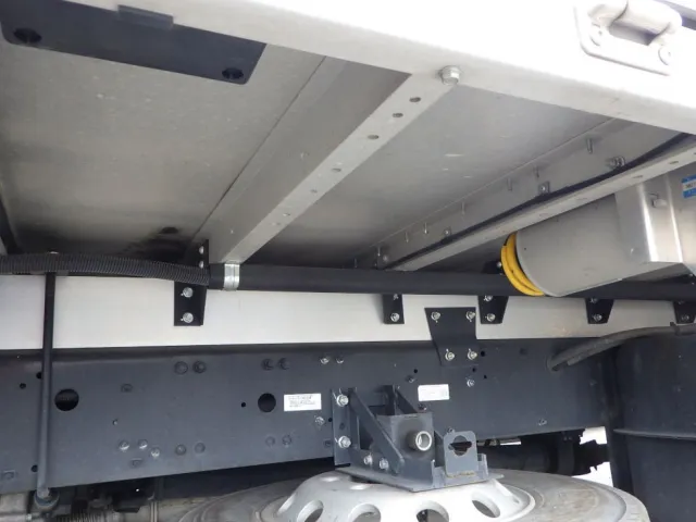 シャーシとネタの状態です。(ネタはアルミ製です)|三菱 ファイター 2KG-FK65F(2WD)の写真7