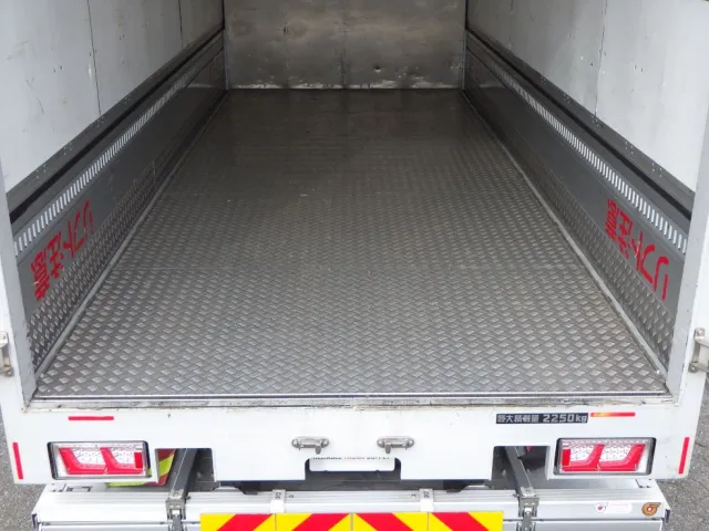 床の状態です。(アルミ縞板張りです)|三菱 ファイター 2KG-FK65F(2WD)の写真10