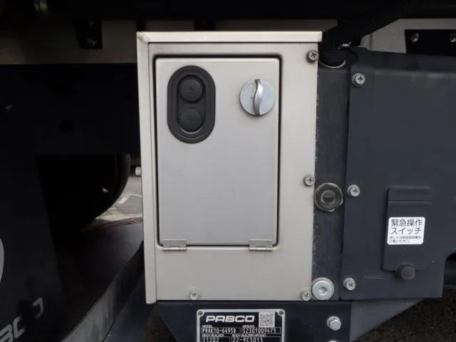 ゲートの操作スイッチです。|三菱 ファイター 2KG-FK65F(2WD)の写真14