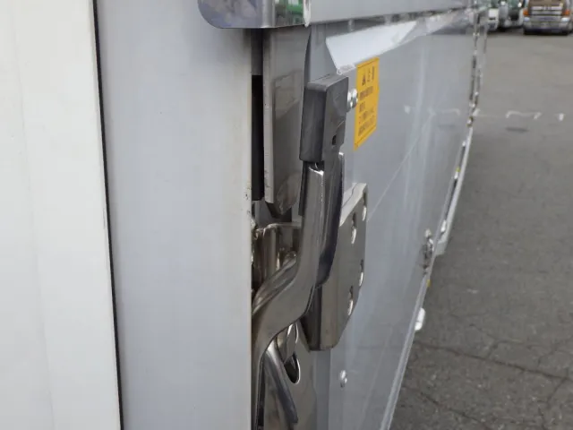 運転席側後方のウイングロックハンドルに曲がりがあります。|三菱 ファイター 2KG-FK65F(2WD)の写真32