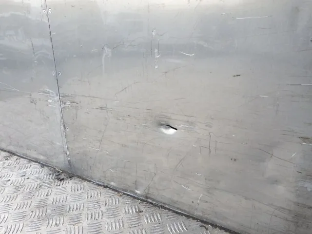 プロテクター裏側にキズ・ヘコミ・穴があります。|三菱 ファイター 2KG-FK65F(2WD)の写真33