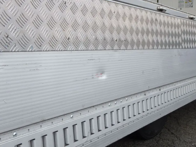 アオリ内側にキズ・ヘコミがあります。|三菱 ファイター 2KG-FK65F(2WD)の写真35