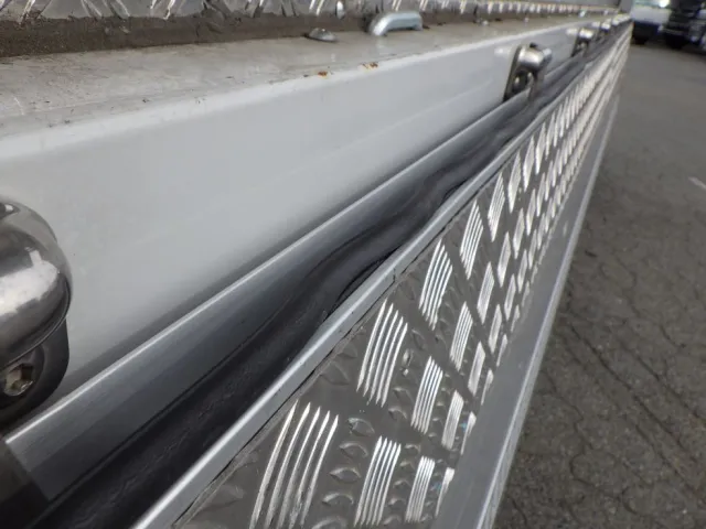 左右のゴムパッキンに曲がり・すき間があります。|三菱 ファイター 2KG-FK65F(2WD)の写真36