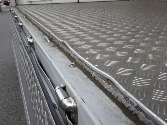 床の左右のガードに曲がりがあります。|三菱 ファイター 2KG-FK65F(2WD)の写真37