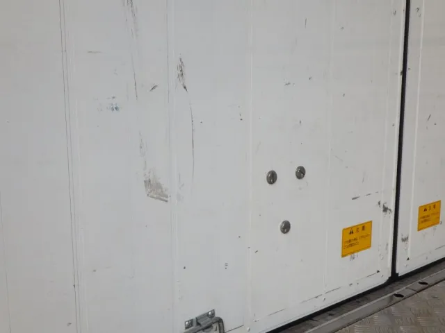 リヤ扉裏側にキズ・ヘコミがあります。|三菱 ファイター 2KG-FK65F(2WD)の写真38